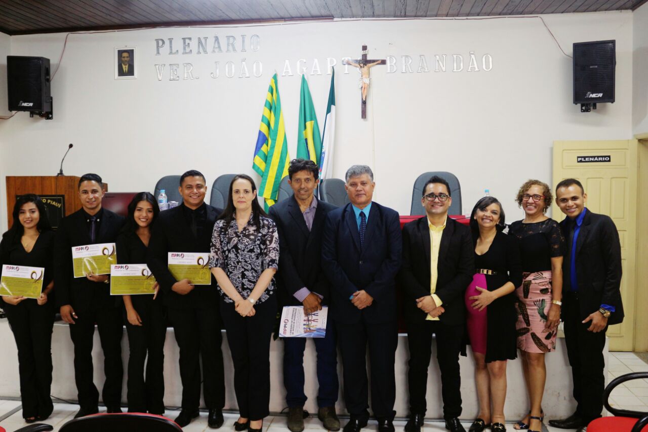 Palestrantes seguram certificados de participação