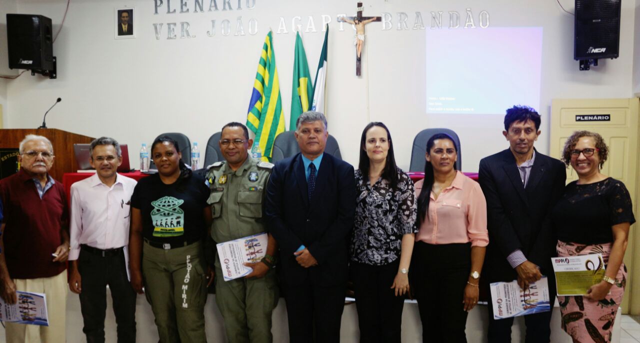 Participantes posam em pé