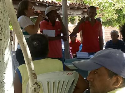 Promotora de Justiça fala ao microfone em reunião