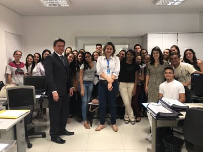 Grande grupo de estudantes posando de pé com Promotores de Justiça