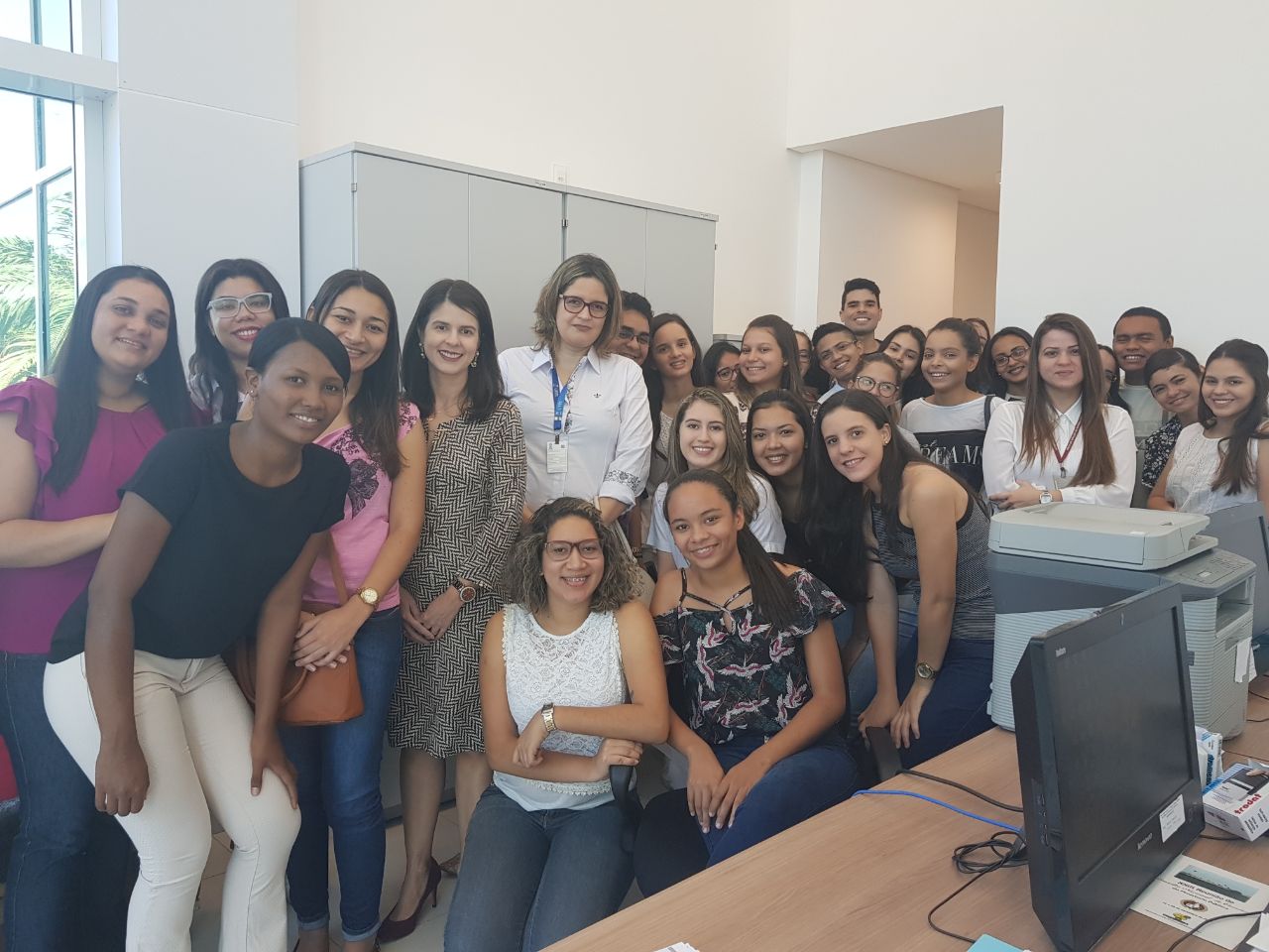 Grande grupo de estudantes posando de pé com Promotores de Justiça e servidora do MP