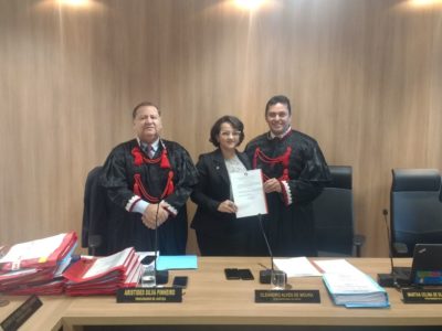 Procurador-Geral e Corregedor-Geral entregam documento para Promotora de Justiça vitaliciada