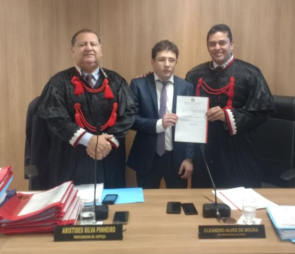 Procurador-Geral e Corregedor-Geral entregam documento para Promotor de Justiça vitaliciado