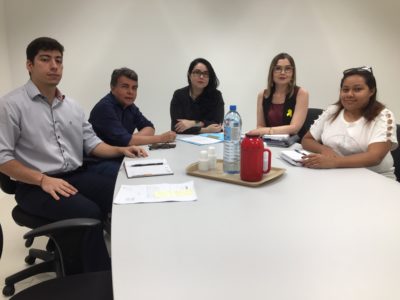 Pessoas reunidas em torno de uma mesa