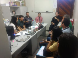 Pessoas sentadas em reunião