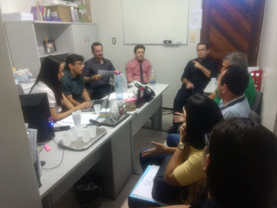 Pessoas sentadas em reunião