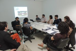 Pessoas de pé em volta de uma mesa