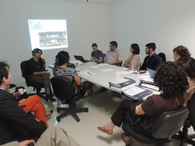 Pessoas de pé em volta de uma mesa