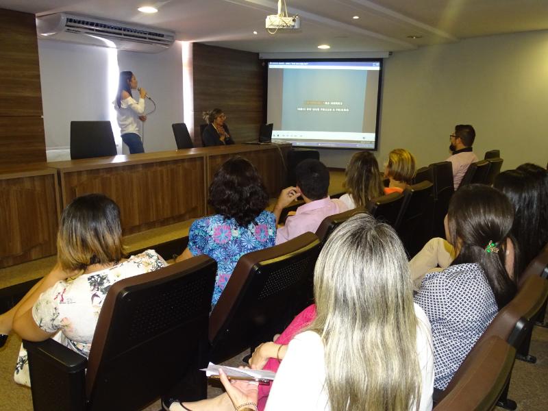 Pessoas sentadas em auditório 