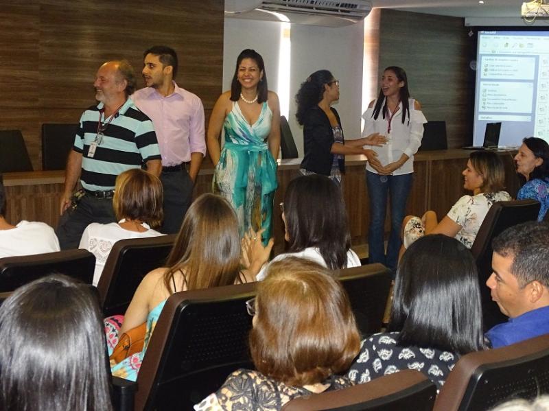 Pessoas de pé 