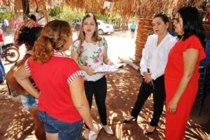 Pessoas de pé em formato de roda conversando umas com as outras