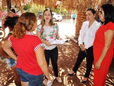 Pessoas de pé em formato de roda conversando umas com as outras