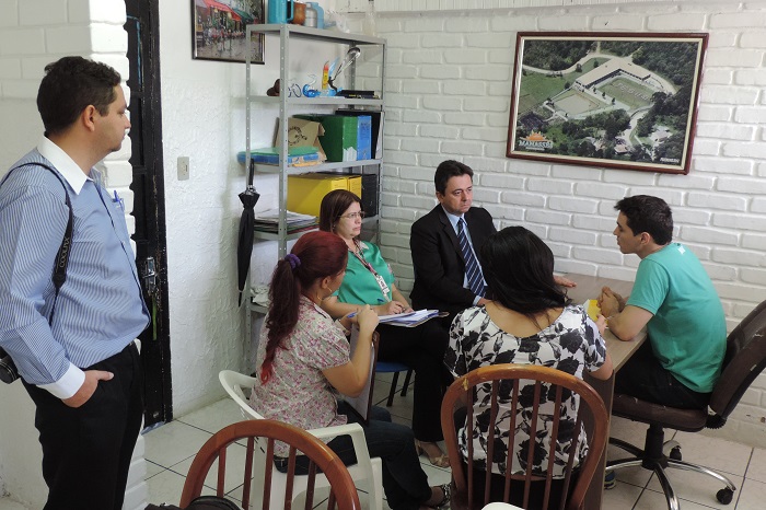 Pessoas sentadas conversando sentados em torno de uma mesa