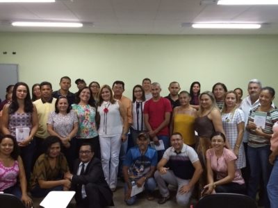 Pessoas de pé sorrindo para fotografia