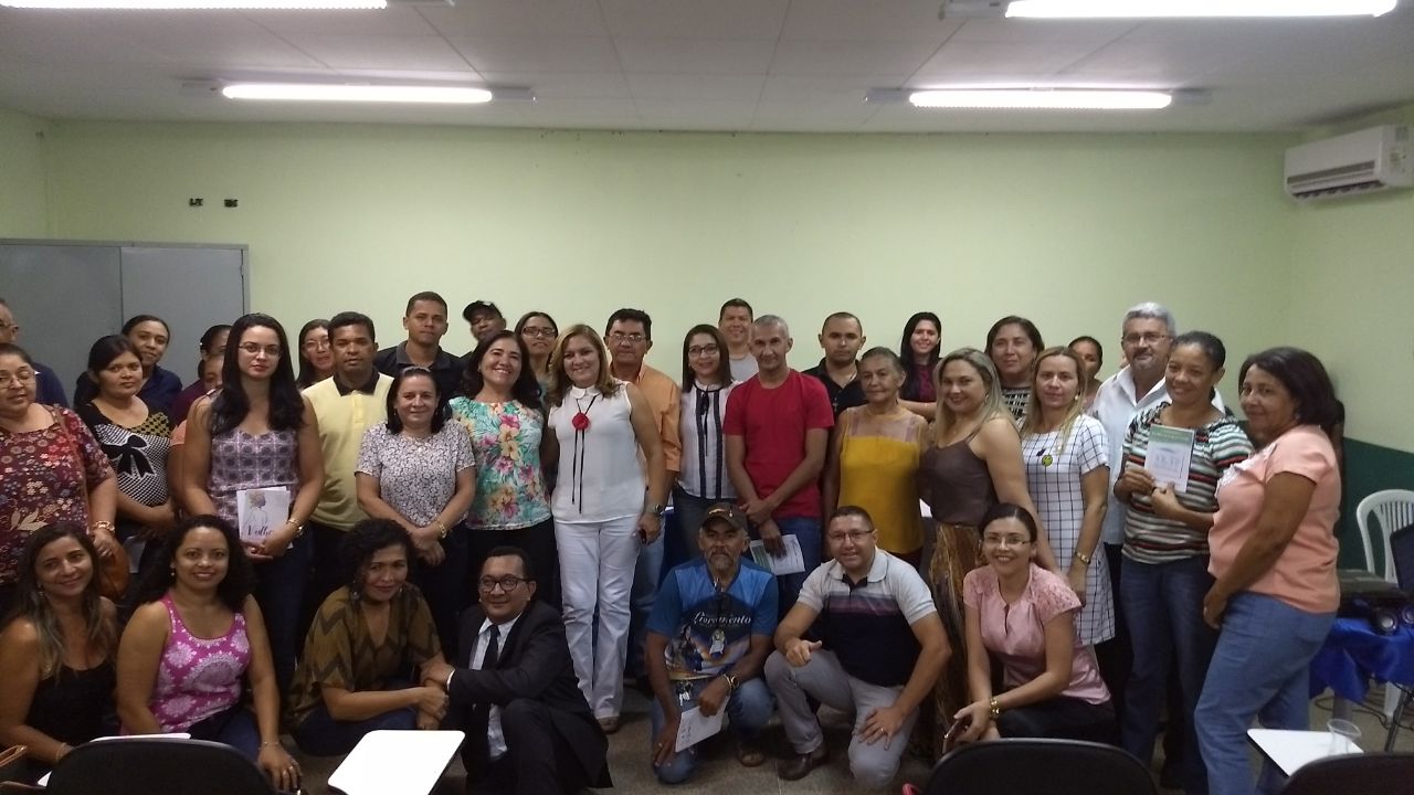 Pessoas de pé sorrindo para fotografia 
