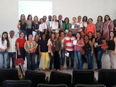 Pessoas de pé sorrindo para fotografia