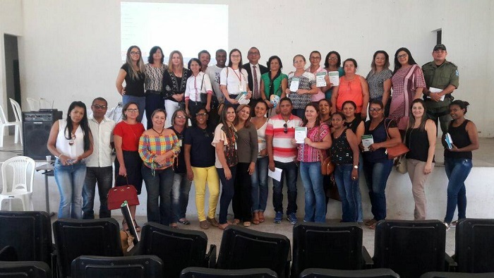 Pessoas de pé sorrindo para fotografia