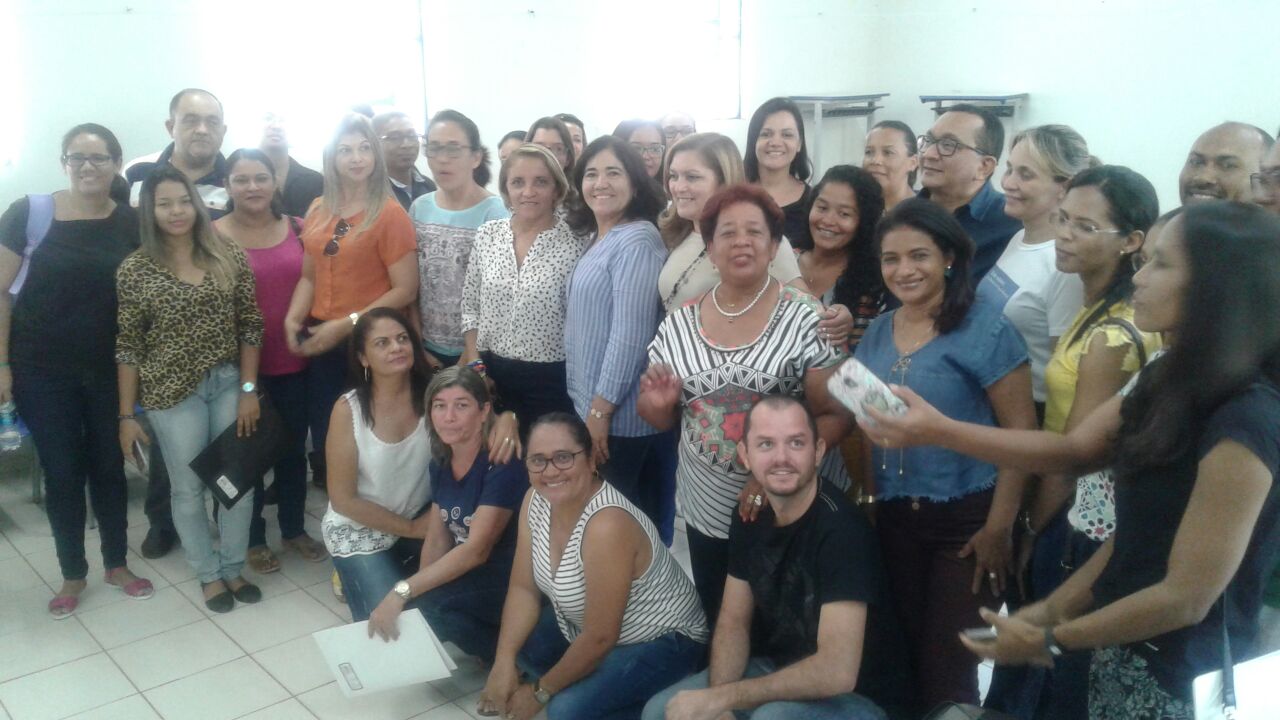 Pessoas de pé sorrindo 