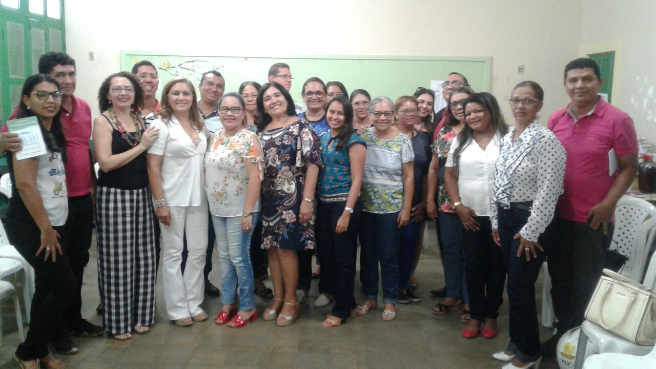 Pessoas de pé sorrindo e sorrindo