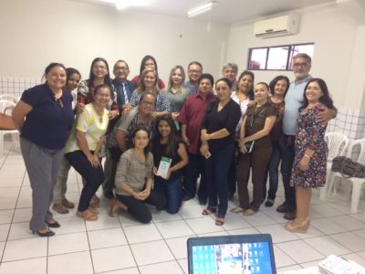 Pessoas de pé dentro de uma sala de aula