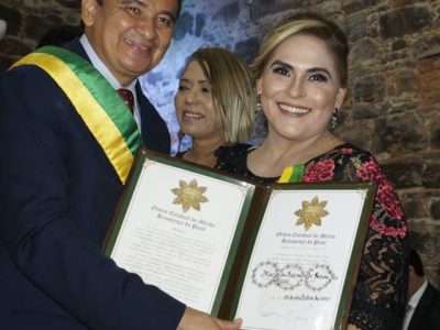 Duas pessoas segurando uma pasta