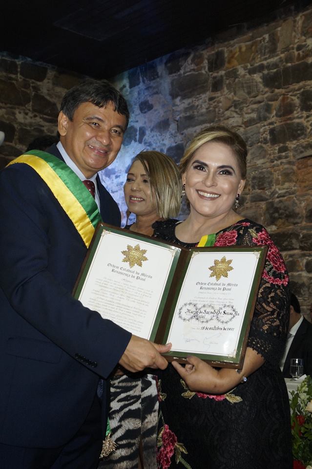 Duas pessoas segurando uma pasta