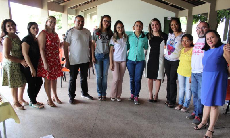 Pessoas de pé abraçadas umas com as outras e sorrindo para a fotografia 