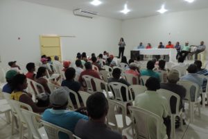 Pessoas sentadas em auditório