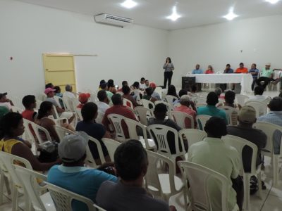 Pessoas sentadas em auditório
