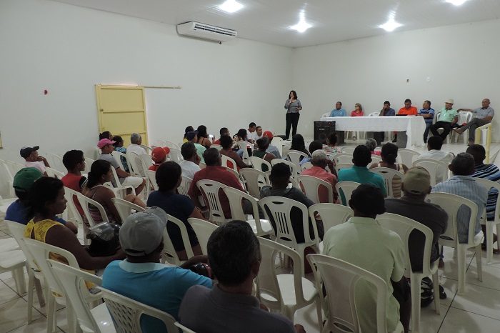 Pessoas sentadas em auditório