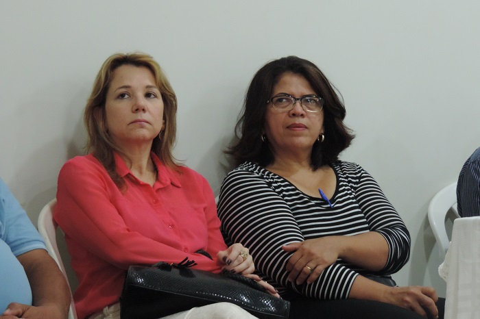 Duas mulheres sentadas