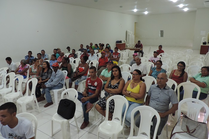 Pessoas sentadas em auditório