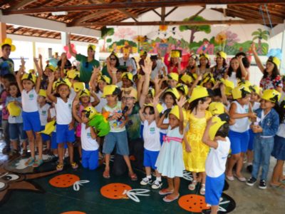 Pessoas de pé com as mãos levantadas para cima