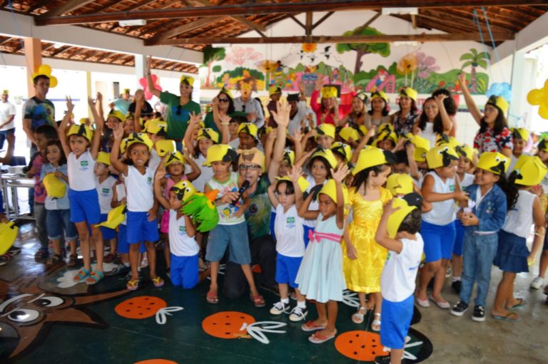 Pessoas de pé com as mãos levantadas para cima