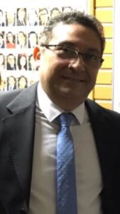 Homem sorrindo de pé
