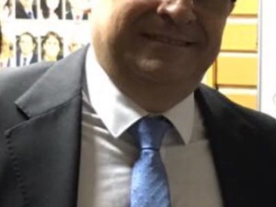 Homem sorrindo de pé