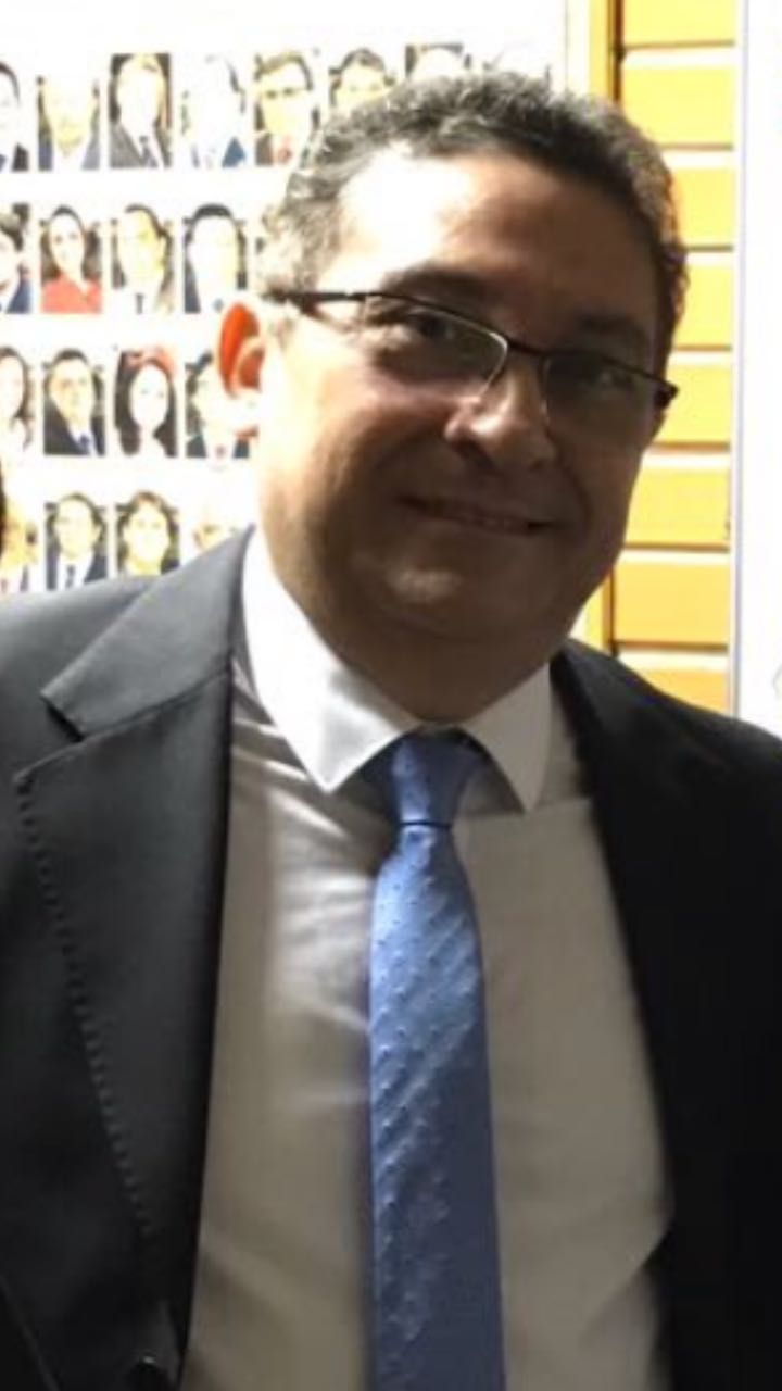 Homem sorrindo de pé