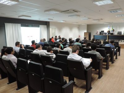 Pessoas sentadas em auditório