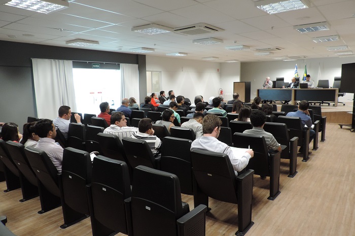 Pessoas sentadas em auditório