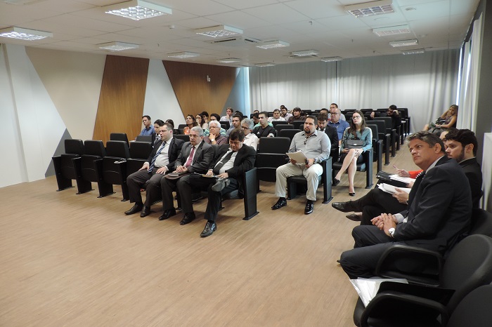 Pessoas sentadas em auditório