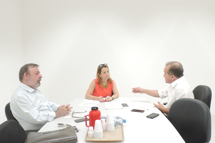 Pessoas sentadas em volta de uma mesa conversando