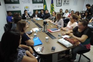 Pessoas sentadas em torno de uma mesa