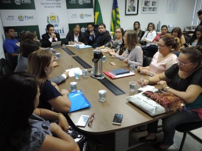 Pessoas sentadas em torno de uma mesa