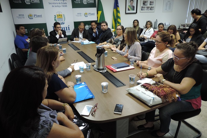 Pessoas sentadas em torno de uma mesa