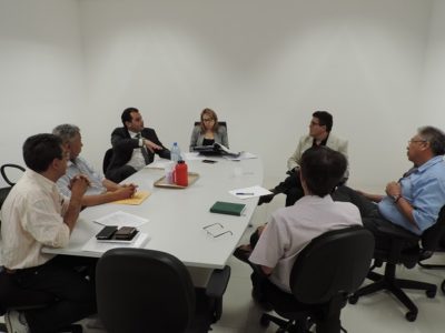 Pessoas sentadas em volta de uma mesa conversando
