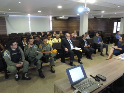 Pessoas sentadas em auditório