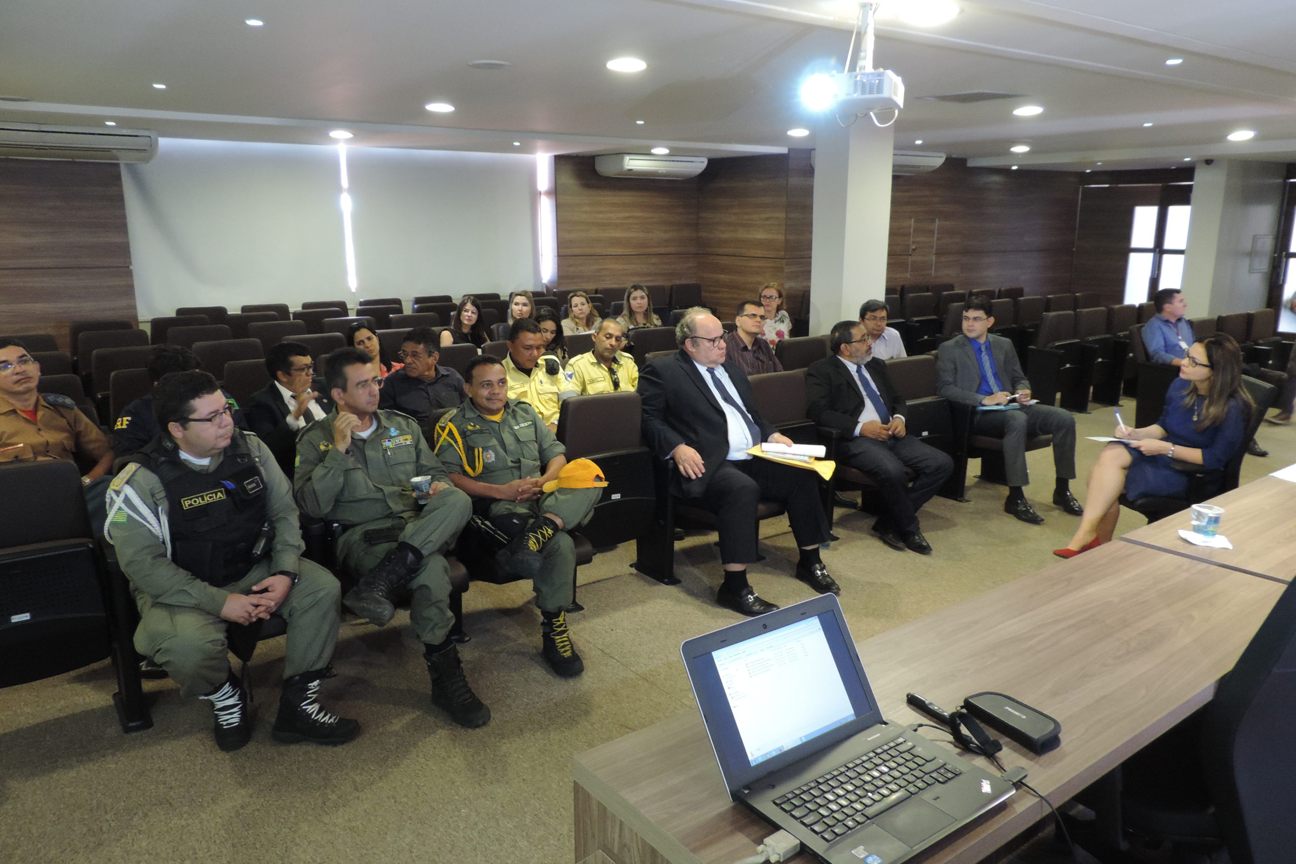 Pessoas sentadas em auditório 