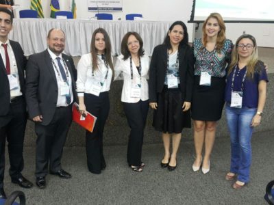 Pessoas de pé em evento