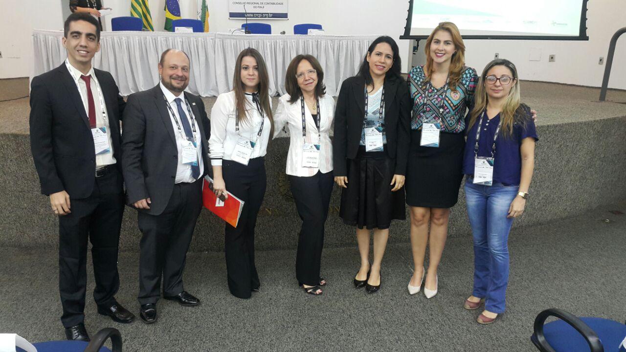 Pessoas de pé em evento 
