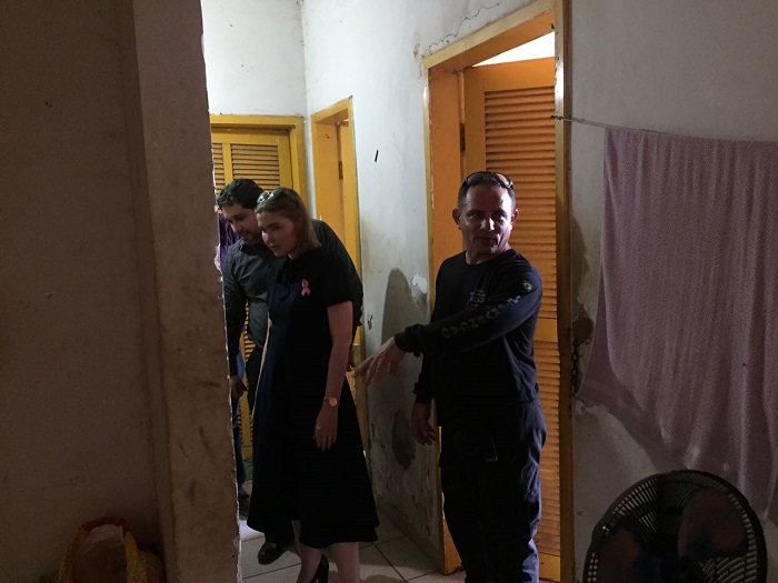Pessoas dentro de uma cela prisional verificando as condições de habitação do local 